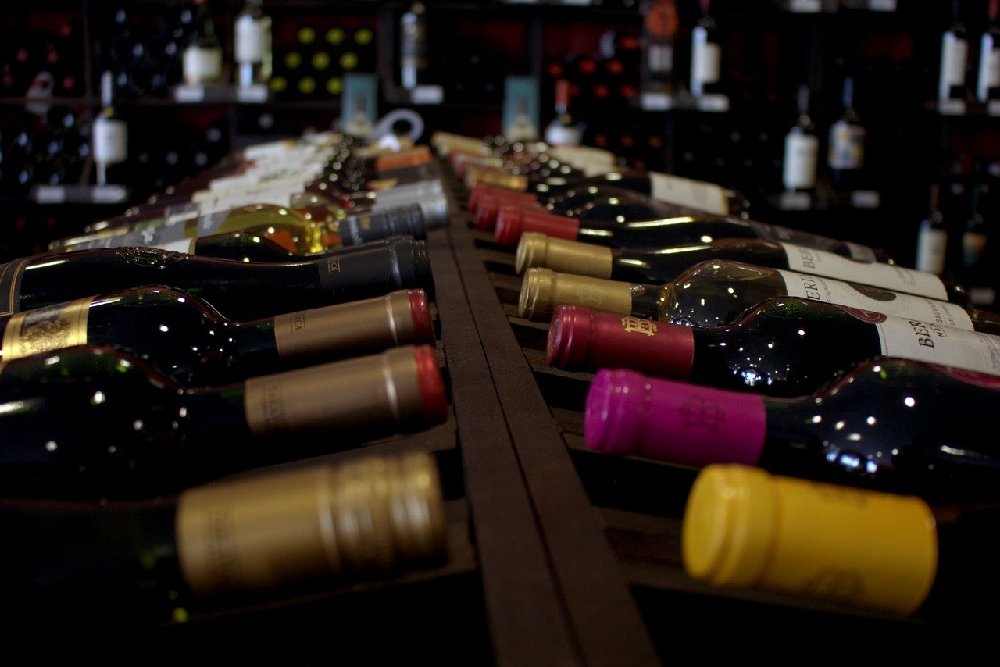 Sklepy z winem - w co powinny być wyposażone?